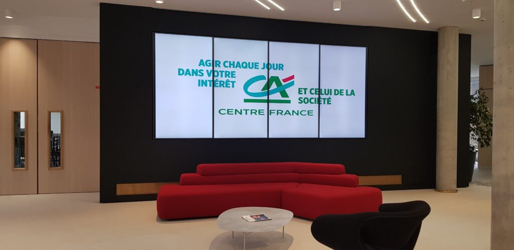 Mur d'écran d'affichage dynamique chez Crédit Agricole Centre France