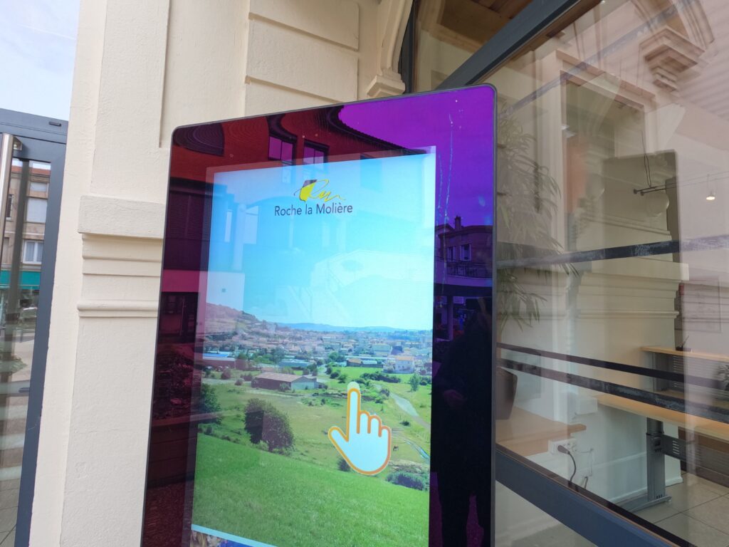 Affichage dynamique sur totem tactile - Roche la Molière