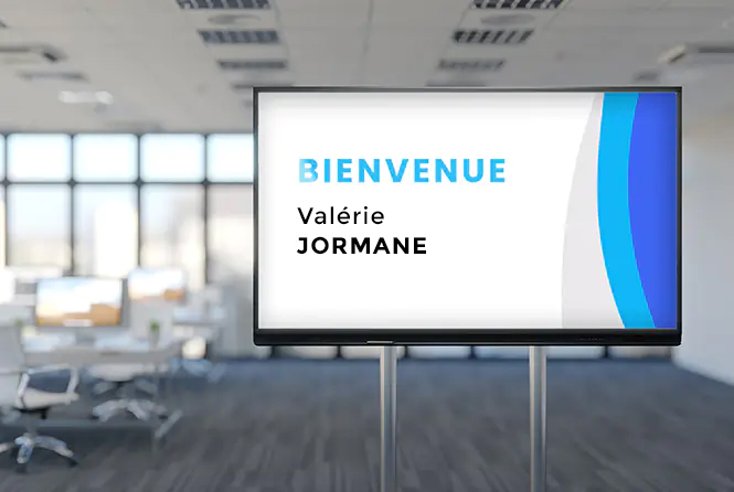 écran d'affichage digital souhaitant la bienvenue à Valérie Jormane